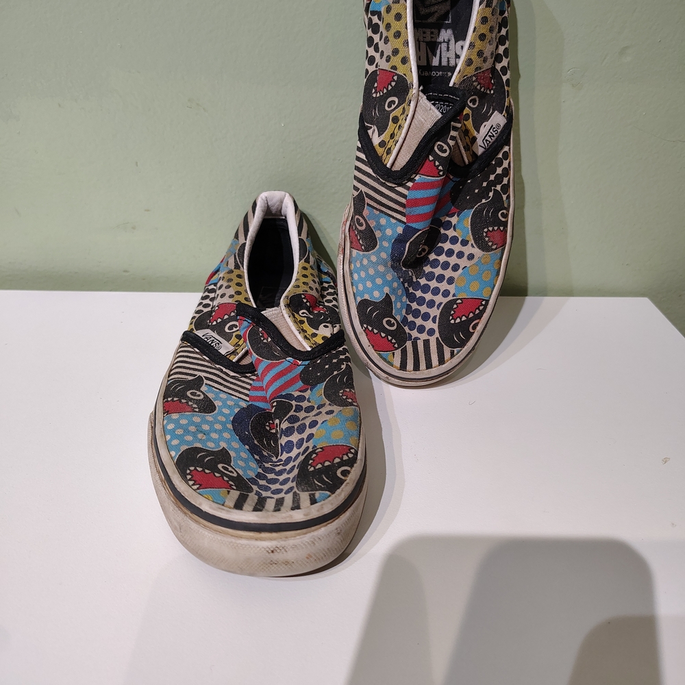 Vans Big Boys 2.5 Sharks Black White Stripes Blue Canvas Slip On Shoes